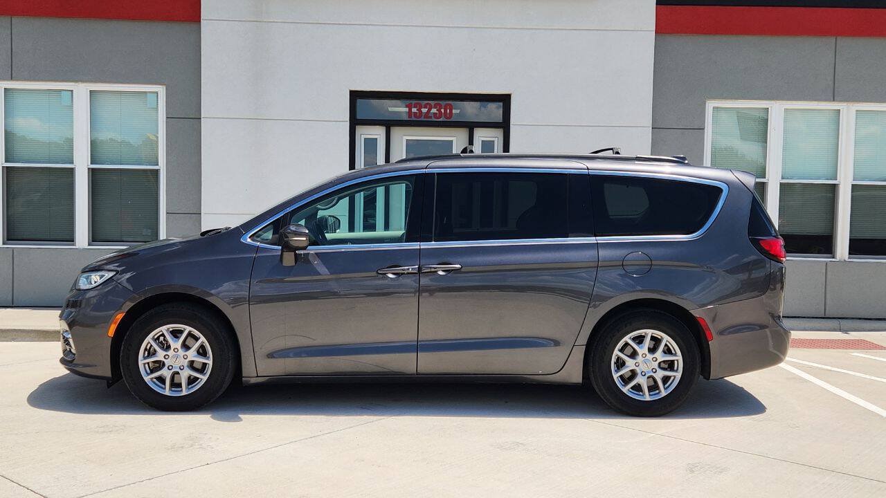 Used 2022 Chrysler Pacifica Touring-L FWD image 3