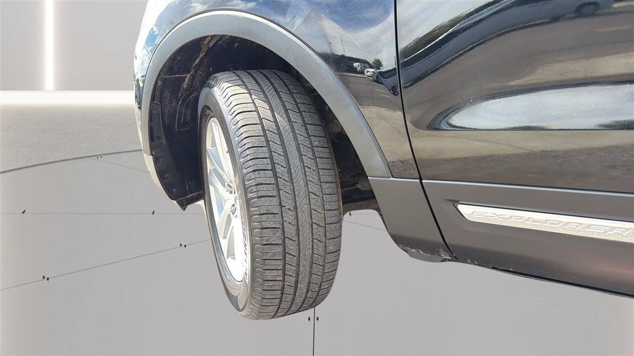 Used 2018 Ford Explorer XLT w/ Equipment Group 202A AWD/4WD image 34