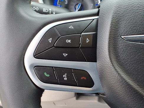 Used 2024 Chrysler Pacifica Touring-L FWD image 17