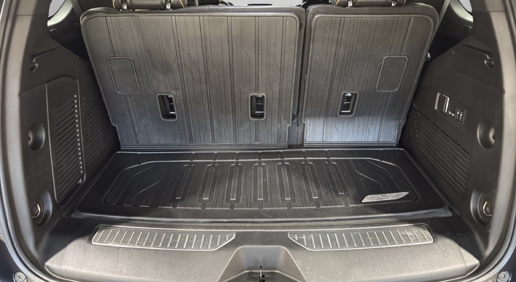 Used 2024 GMC Yukon AT4 w/ AT4 Premium Package AWD/4WD image 7