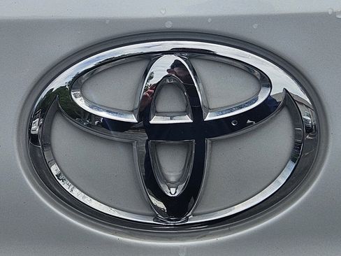 Used 2023 Toyota Highlander LE FWD image 29
