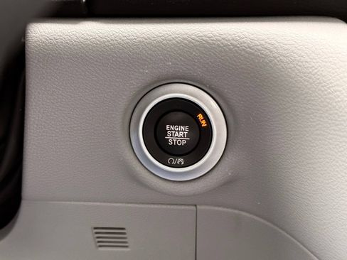 Used 2023 Chrysler Pacifica Touring-L FWD image 40