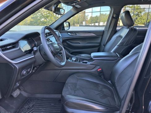 Used 2024 Jeep Grand Cherokee Altitude RWD image 18