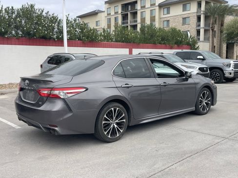 Used 2020 Toyota Camry SE image 2