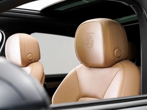 Used 2023 Porsche Cayenne Platinum Edition image 10