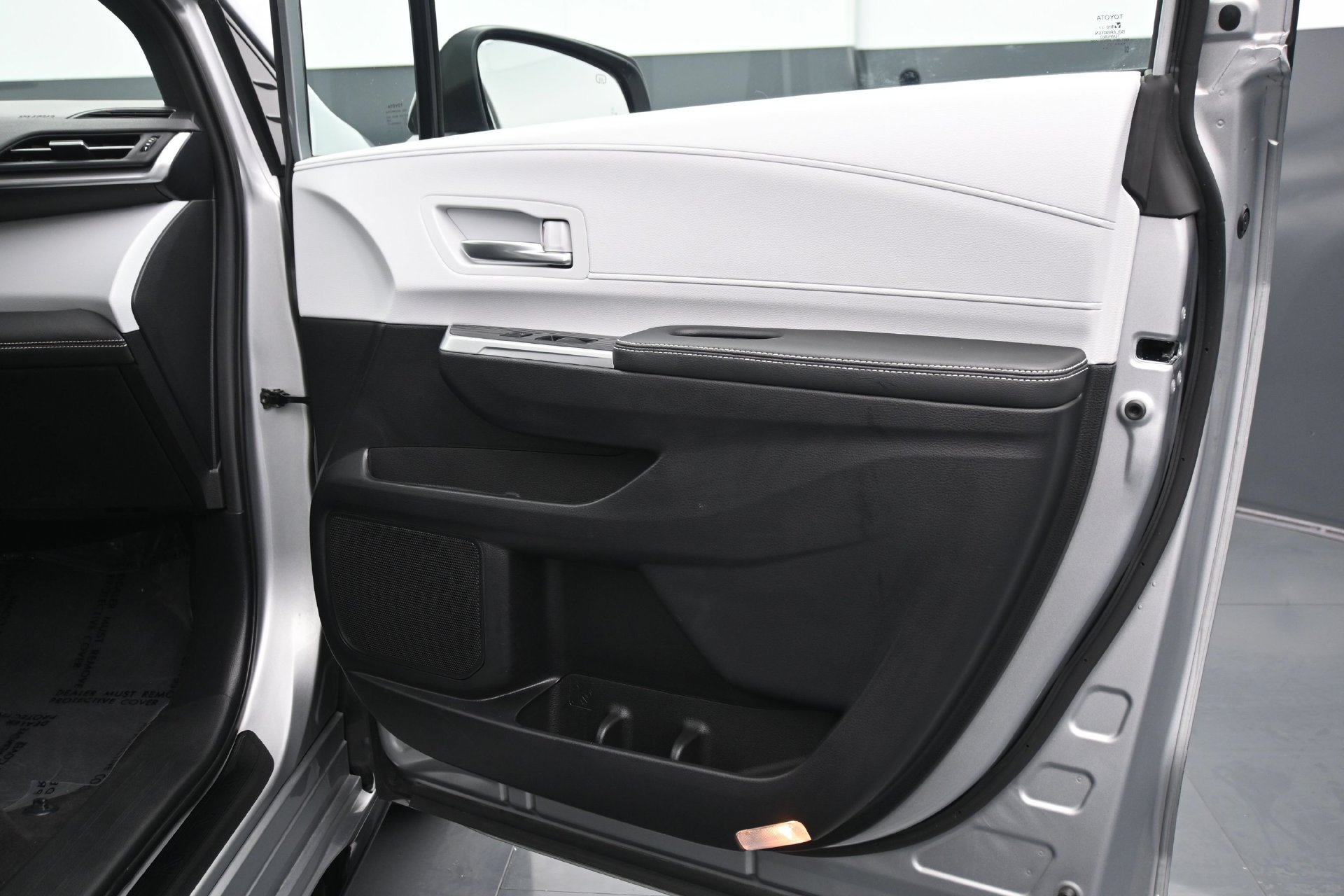 Used 2025 Toyota Sienna XSE AWD/4WD image 12