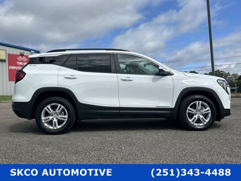 Used 2023 GMC Terrain SLE w/ Driver Convenience Package image 6