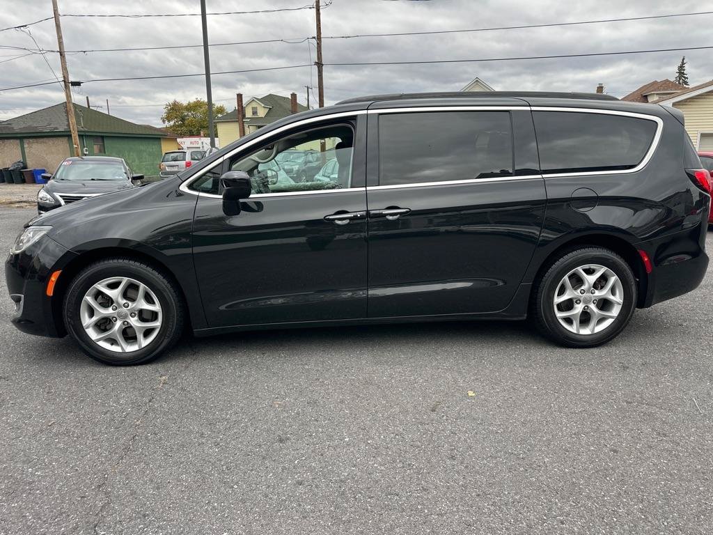 Used 2017 Chrysler Pacifica Touring Plus w/ Tire & Wheel Group FWD image 3