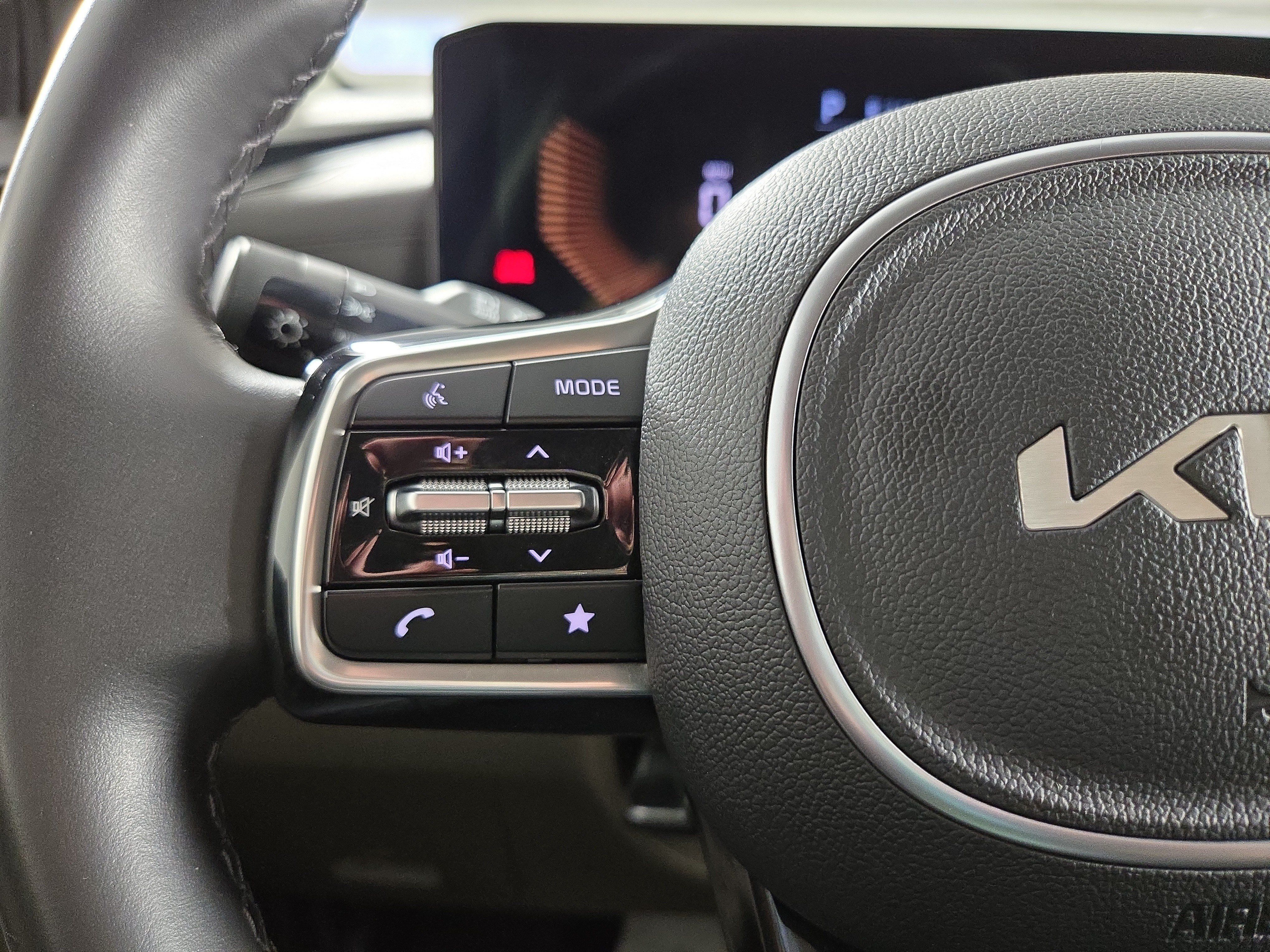 Used 2025 Kia Carnival FWD image 16