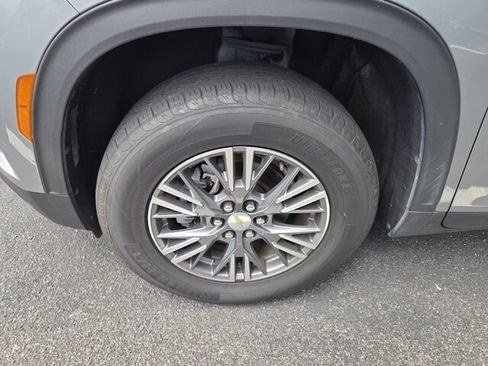 Used 2024 Chevrolet Traverse LT FWD image 2