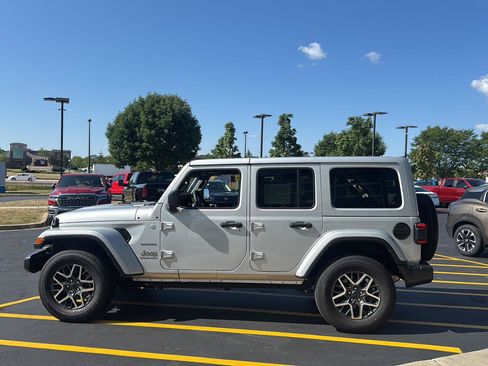 Used 2024 Jeep Wrangler Unlimited Sahara w/ Technology Group AWD/4WD image 5