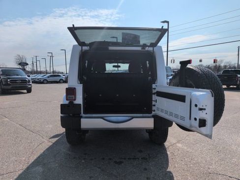Used 2017 Jeep Wrangler Unlimited Sahara AWD/4WD image 9