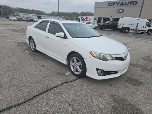Used 2012 Toyota Camry SE image 2
