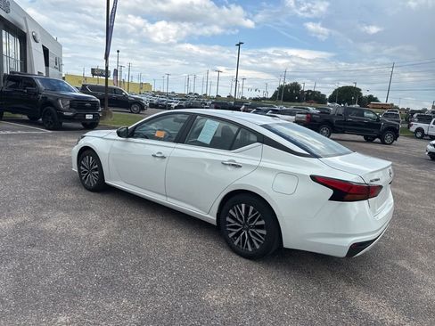 Used 2025 Nissan Altima 2.5 SV FWD image 12