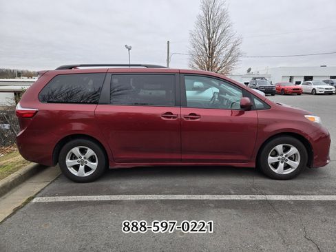 Used 2018 Toyota Sienna LE image 2