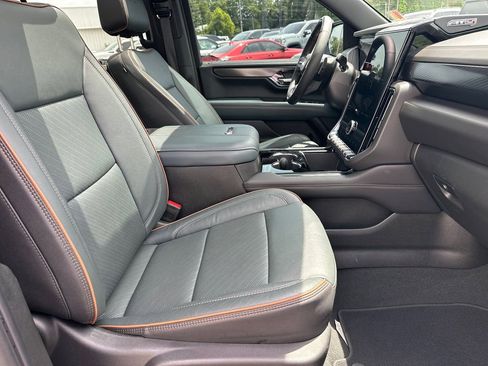 Used 2025 GMC Yukon AT4 AWD/4WD image 14