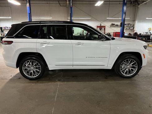 New 2025 Jeep Grand Cherokee Summit image 8