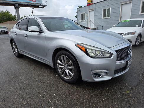 Used 2016 INFINITI Q70 3.7 RWD image 5
