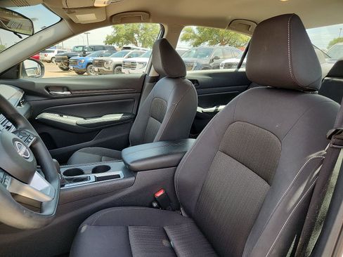 Used 2025 Nissan Altima 2.5 SV FWD image 13