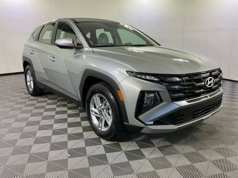 Used 2025 Hyundai Tucson SE FWD image 3