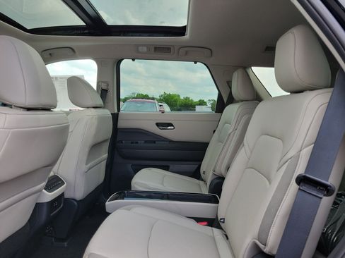Used 2025 Nissan Pathfinder SL w/ SL Premium Package image 11