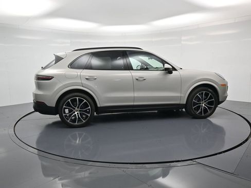 Certified 2023 Porsche Cayenne Platinum Edition AWD/4WD image 31