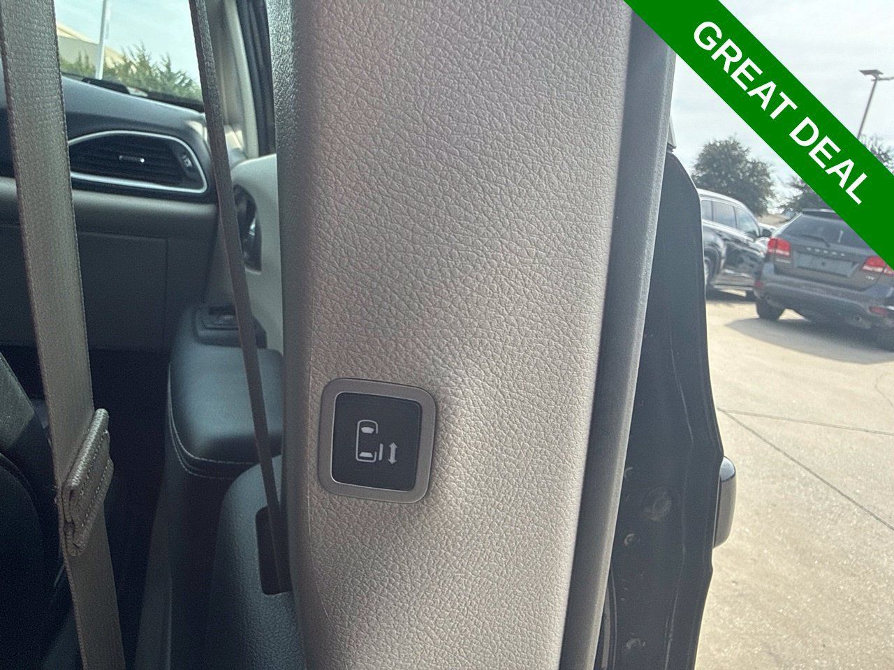 Used 2024 Chrysler Pacifica Touring-L FWD image 12