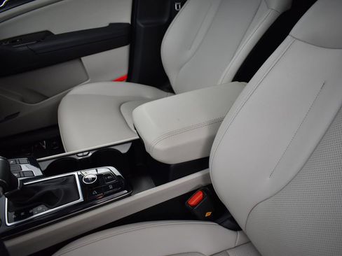 Certified 2025 Kia Sportage EX image 13