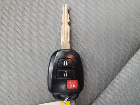 Used 2018 Toyota Highlander LE FWD image 32