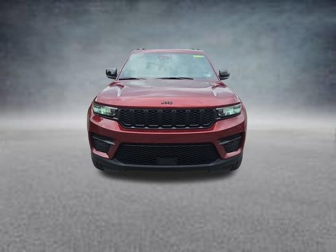 Used 2023 Jeep Grand Cherokee Altitude AWD/4WD image 2