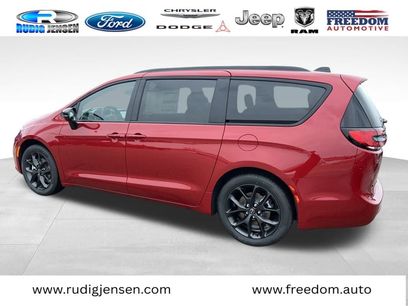 New 2026 Chrysler Pacifica Select