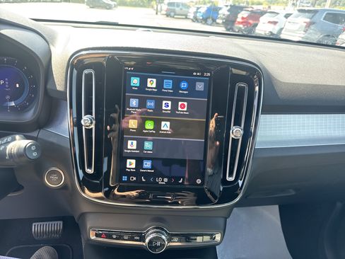 Used 2024 Volvo XC40 B5 Core image 23