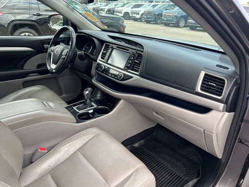 Used 2017 Toyota Highlander XLE w/ Carpet Mat Package AWD/4WD image 30