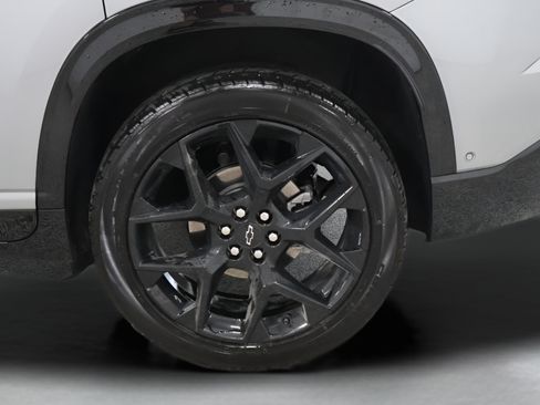 Used 2024 Chevrolet Traverse RS FWD image 9