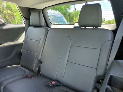 Used 2021 Chevrolet Traverse LT w/ LT Premium Package FWD image 17