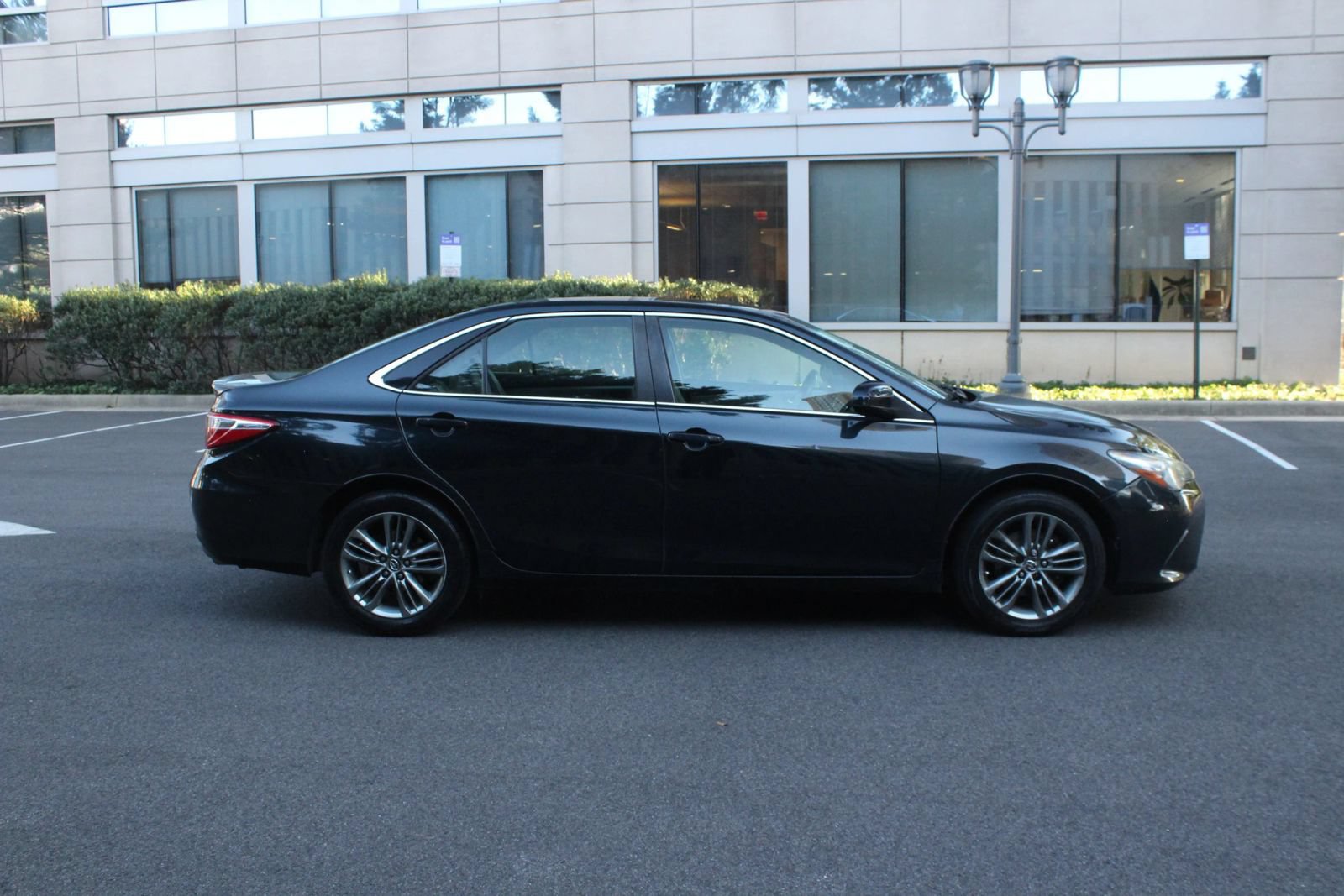 Used 2015 Toyota Camry SE FWD image 6