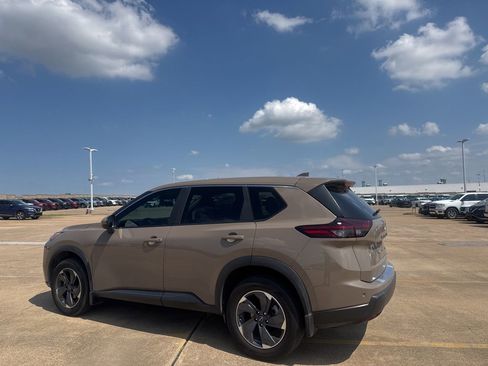 Used 2024 Nissan Rogue SV FWD image 14