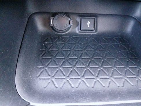 Used 2021 Toyota RAV4 LE AWD/4WD image 5