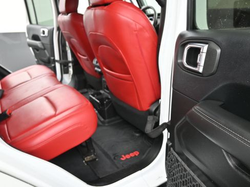 Used 2018 Jeep Wrangler Unlimited Sahara w/ Dual Top Group AWD/4WD image 21