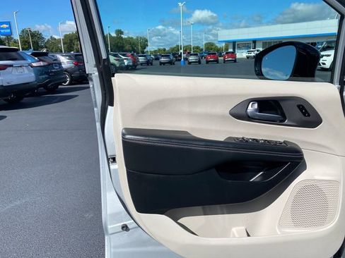 Used 2024 Chrysler Pacifica Touring-L image 14