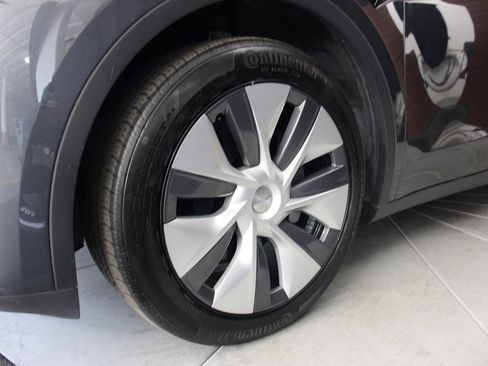 Used 2023 Tesla Model Y Long Range image 40