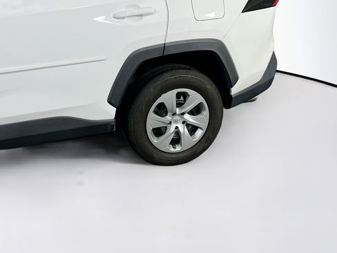 Used 2021 Toyota RAV4 LE image 28