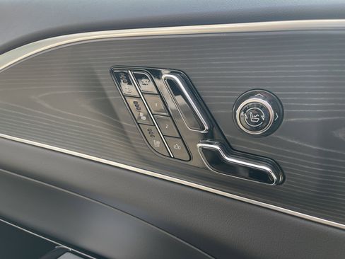 Used 2025 Cadillac Lyriq Luxury image 12