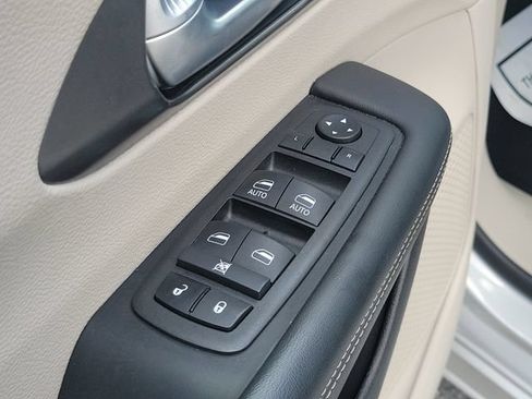Used 2024 Chrysler Pacifica Touring-L FWD image 20