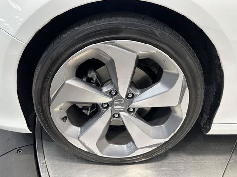 Used 2018 Honda Accord Touring image 9