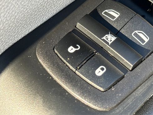 Used 2023 Chrysler Pacifica Touring-L FWD image 39