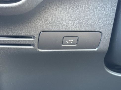 Used 2024 Volvo XC40 B5 Core image 13