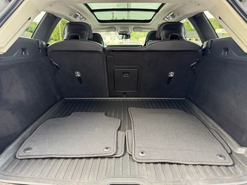 Used 2022 Volvo XC60 B5 Momentum w/ Climate Package image 11