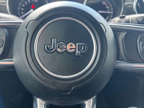 Used 2023 Jeep Wrangler Unlimited Sahara AWD/4WD image 5