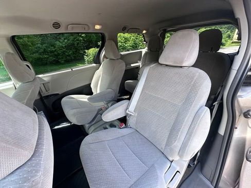 Used 2017 Toyota Sienna LE FWD image 11